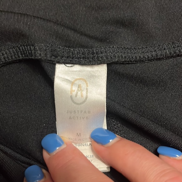 Women’s JustFab Active capri legging black medium exposed hem - Picture 3 of 8